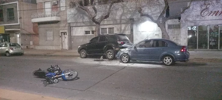 Triple choque: dos autos y una moto con grandes daños pero sin heridos