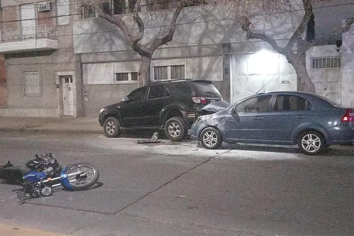 Triple choque: dos autos y una moto con grandes daños pero sin heridos