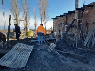 El viento Zonda provocó un incendio con pérdidas totales en una gomería de Las Flores