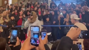 En plena estación Constitución, “La T y La M” sorprendió a los pasajeros cantando todos sus temas