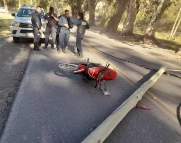 Siniestro vial en Ruta 12: un poste cae sobre motociclista debido a las fuertes ráfagas de viento