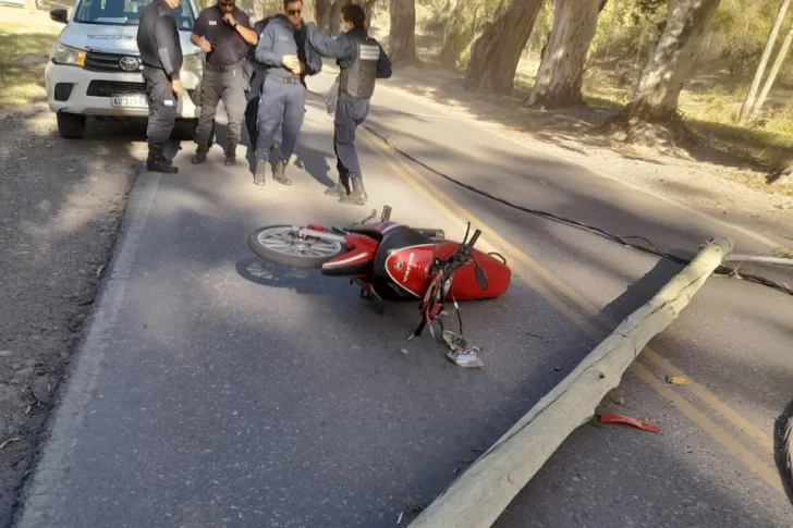 Siniestro vial en Ruta 12: un poste cae sobre motociclista debido a las fuertes ráfagas de viento