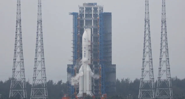 La nave espacial china Chang’e-6 aterrizó en la cara oculta de la Luna