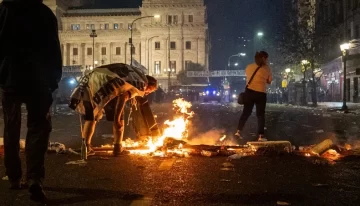 Violencia fuera del Congreso: manifestantes quemaron autos, se enfrentaron con la policía y hay 33 detenidos