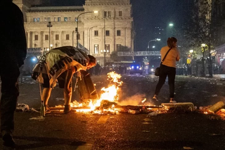 Violencia fuera del Congreso: manifestantes quemaron autos, se enfrentaron con la policía y hay 33 detenidos