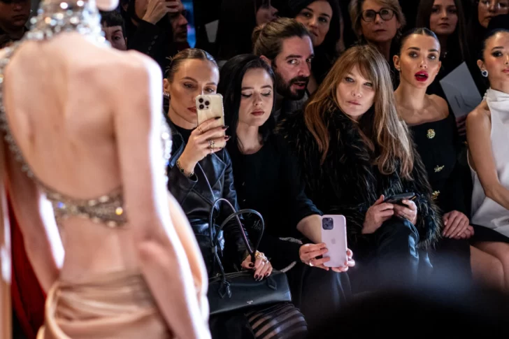 Fashion week en París: impactantes looks de las celebridades