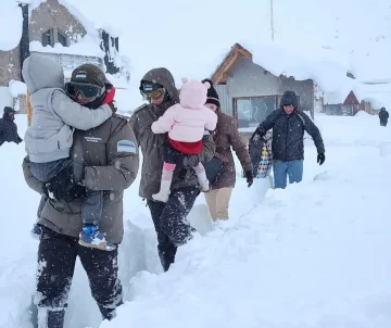 Mendoza: rescataron a tres familias que quedaron varadas por el fuerte temporal de nieve