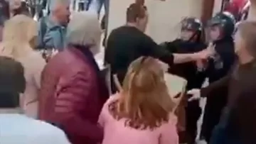 Clientes echaron a dos policías que intentaron ingresar al baño en una cafetería