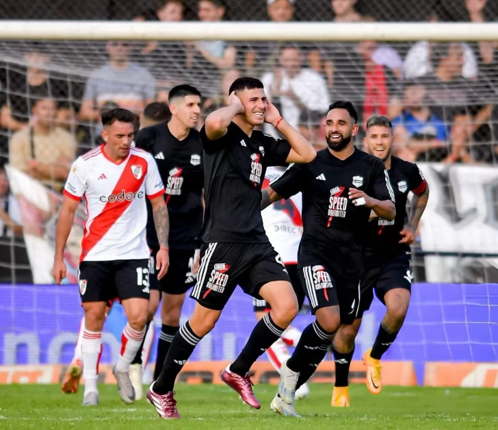 River fue una sombra y cayó ante Deportivo Riestra en el último partido del semestre