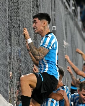 Racing ganó con un gol en el minuto 95 a Riestra y se mantiene en la vanguardia de las posiciones