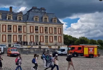 [VIDEO] Evacuaron el palacio de Versalles por un incendio en el techo