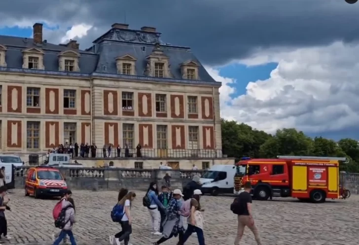 [VIDEO] Evacuaron el palacio de Versalles por un incendio en el techo