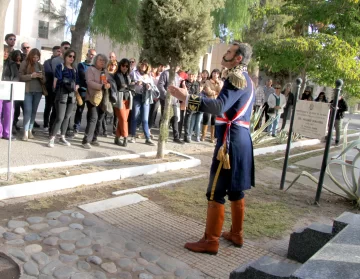 El paseo histórico por el cementerio cautivó y emocionó a los visitantes