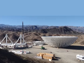 El radiotelescopio toma forma a la espera de la llegada de la grúa más grande del país