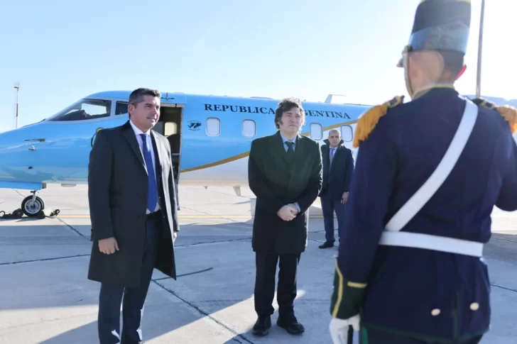 Milei fue recibido por Orrego en el aeropuerto de Las Chacritas