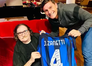 El regalo especial que recibió Charly García de parte de Javier Zanetti