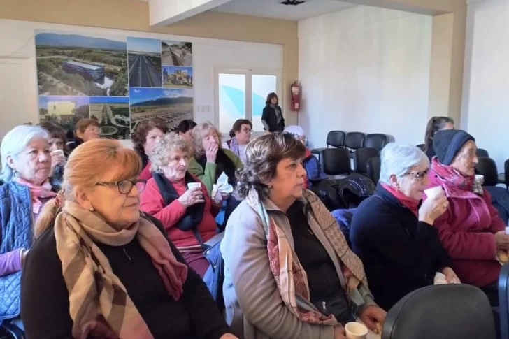 Con funciones de cine, buscan sacar a los abuelos de la soledad y la angustia