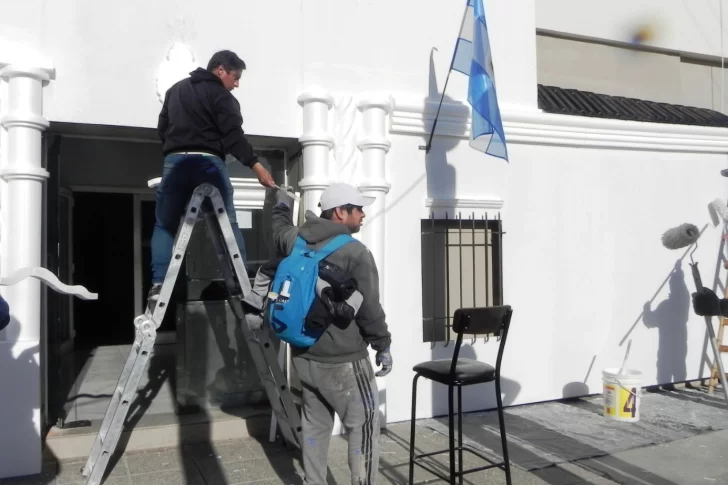 Réplica de la Casa de Tucumán y visita de un granadero, por la Independencia