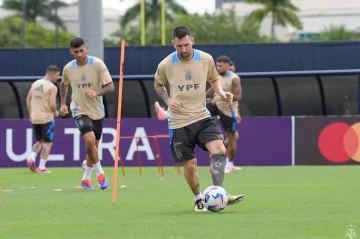Messi entrenó pero Scaloni mantiene la idea de que vaya al banco ante Ecuador