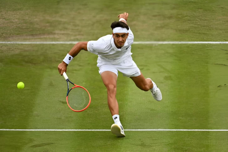El argentino Comesaña dio el gran golpe en Wimbledon al ganarle al ruso Rublev, número 6 del ranking