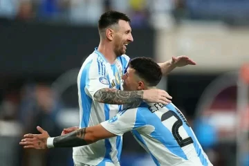 [VIDEO] Fernández definió y Messi la desvió: así fue el segundo gol de Argentina ante Canadá