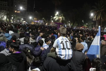 Locura en San Juan por Argentina campeón: las fotos de los festejos de madrugada en la Plaza 25