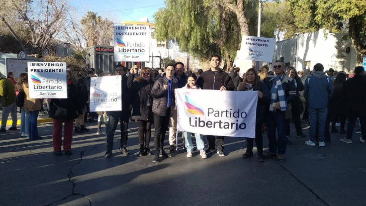 Militantes y curiosos, la mayoría jóvenes, con carteles y la euforia a flor de piel