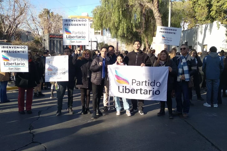 Militantes y curiosos, la mayoría jóvenes, con carteles y la euforia a flor de piel