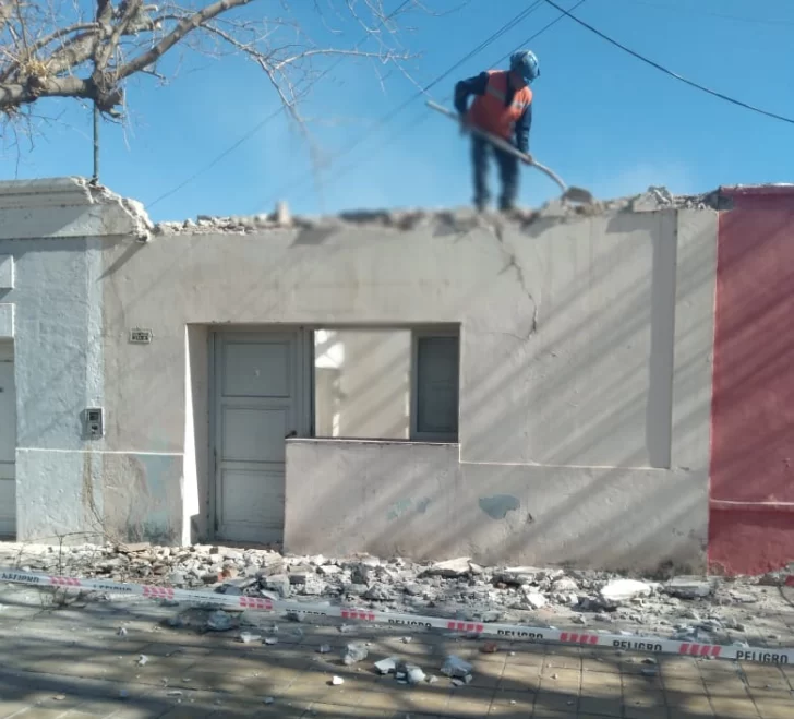 Demuelen una casa que resistió al terremoto de 1944