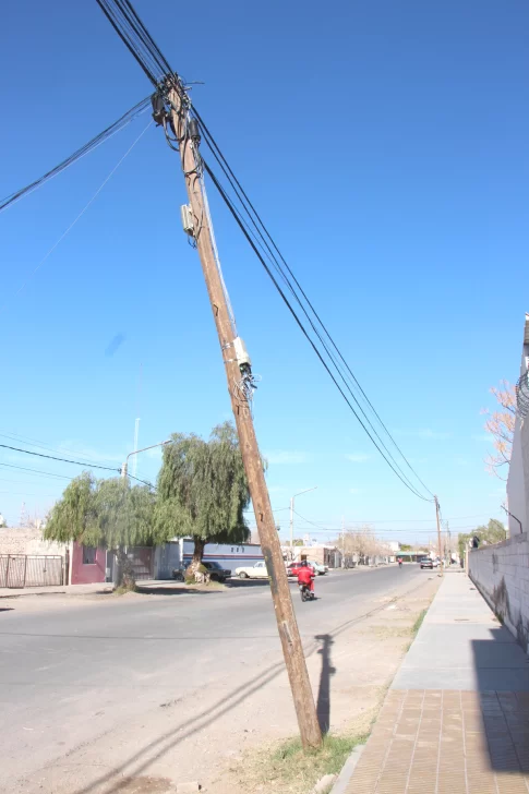 Reclamo vecinal por un poste atestado de cables y con mucho riesgo de caerse