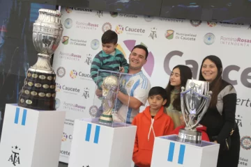 Con orden y emoción la gente posó junto a los trofeos de la Selección