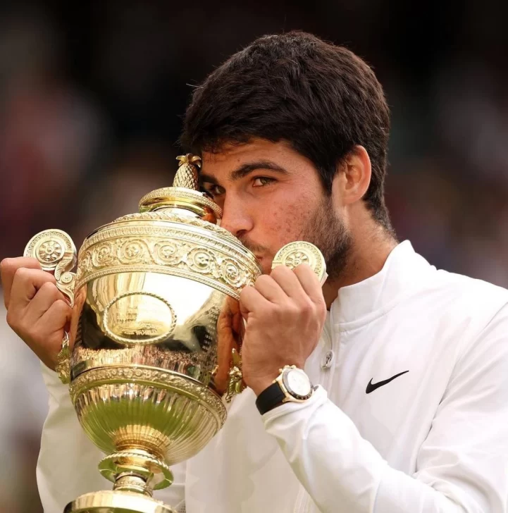 Alcaraz fue una aplanadora: le ganó en 3 sets a Djokovic y se consagró bicampeón