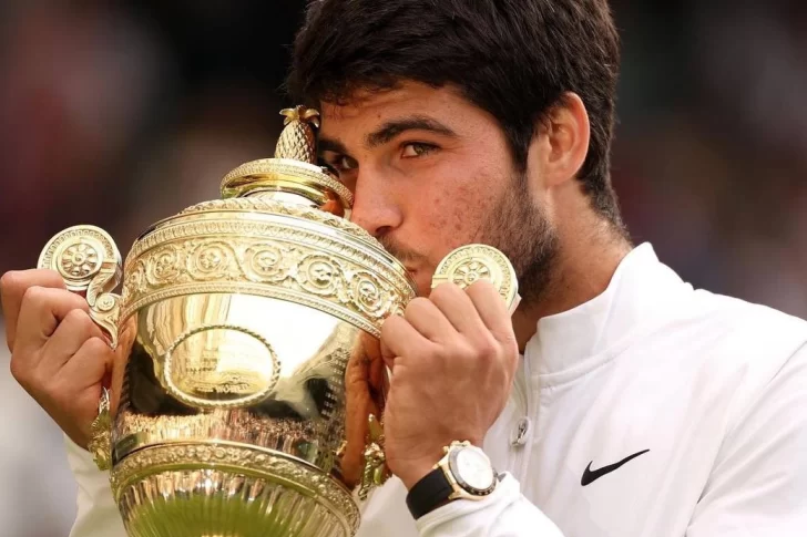 Alcaraz fue una aplanadora: le ganó en 3 sets a Djokovic y se consagró bicampeón