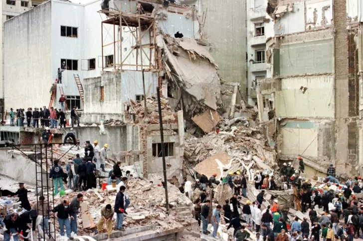 30 años del atentado a la AMIA: 85 víctimas, 2 juicios y un pedido de justicia que persiste