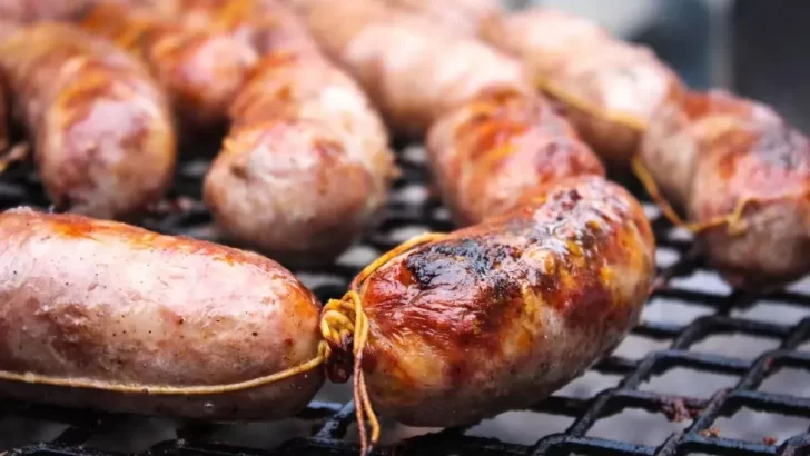 Cuál es el significado de los colores de los hilos en los chorizos para el asado