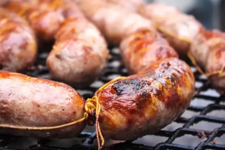 Cuál es el significado de los colores de los hilos en los chorizos para el asado