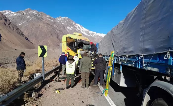 Un camionero sanjuanino, atrapado en la cabina y con las piernas quebradas tras chocar en alta montaña