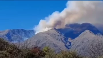 Continúa “muy activo” el incendio en Córdoba: las llamas afectan zona de Traslasierra