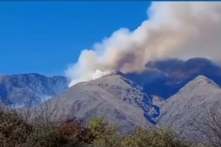 Continúa “muy activo” el incendio en Córdoba: las llamas afectan zona de Traslasierra