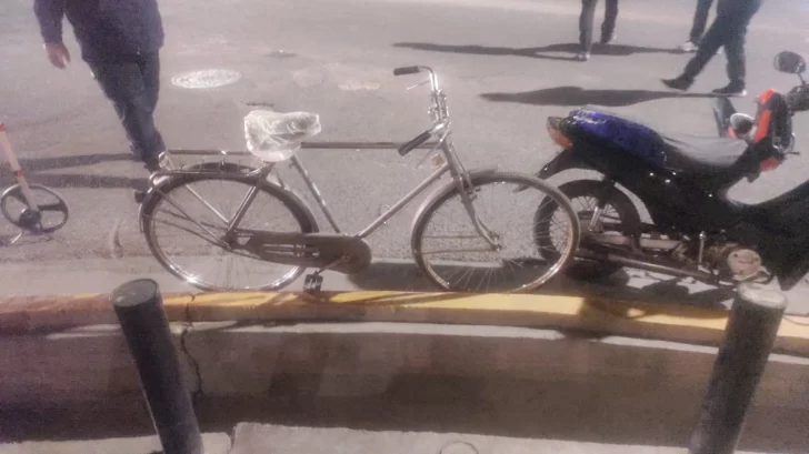 Un choque entre una moto y una bicicleta terminó con dos ancianos con fracturas y golpes