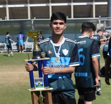 Un jugador de las Inferiores de Del Bono lucha por su vida después de haber chocado contra un paredón de la cancha