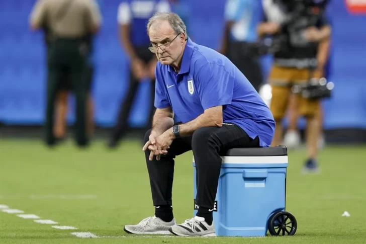 Bielsa, crítico tras la eliminación de Uruguay: “Pudimos desnivelar el partido y no lo conseguimos”