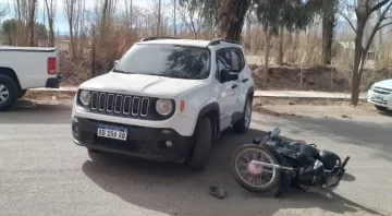 En Barreal, una camioneta giró en “U”, chocó a una moto y la conductora sufrió fracturas