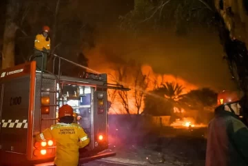 Pérdidas para una familia por un incendio que destruyó mercadería y artículos de su negocio