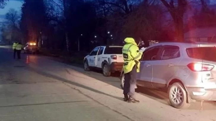 Le dio positivo en el control de alcoholemia y atropelló a una inspectora de tránsito