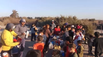 Trabajadores de una finca llegaron al pueblo de Las Lagunas con chocolate y partido para los chicos