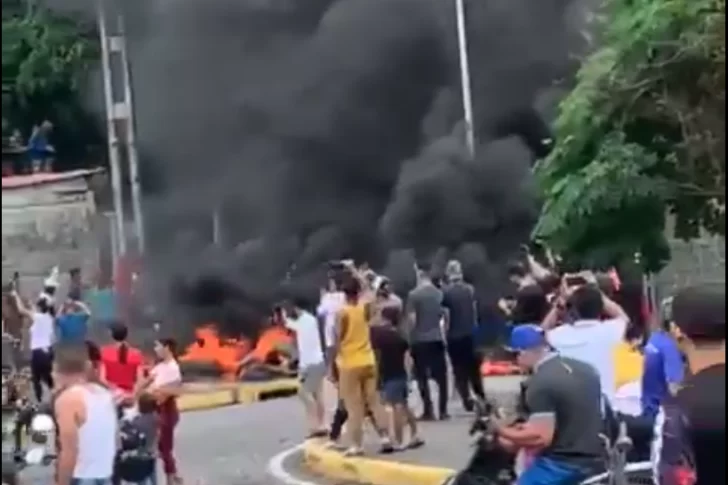 Miles de personas se movilizan en Caracas en repudio por el resultado de las elecciones