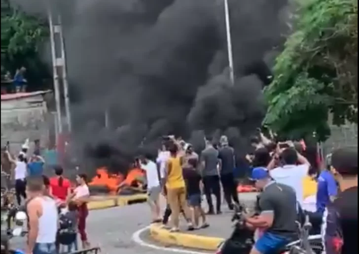 Miles de personas se movilizan en Caracas en repudio por el resultado de las elecciones