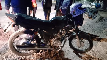 Un niño de 5 años se soltó de su madre al cruzar la calle y lo atropelló una moto