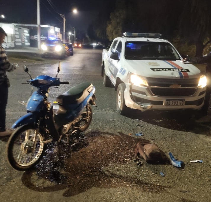 Una camioneta de la Policía y una moto protagonizaron un choque: el motociclista terminó en el hospital